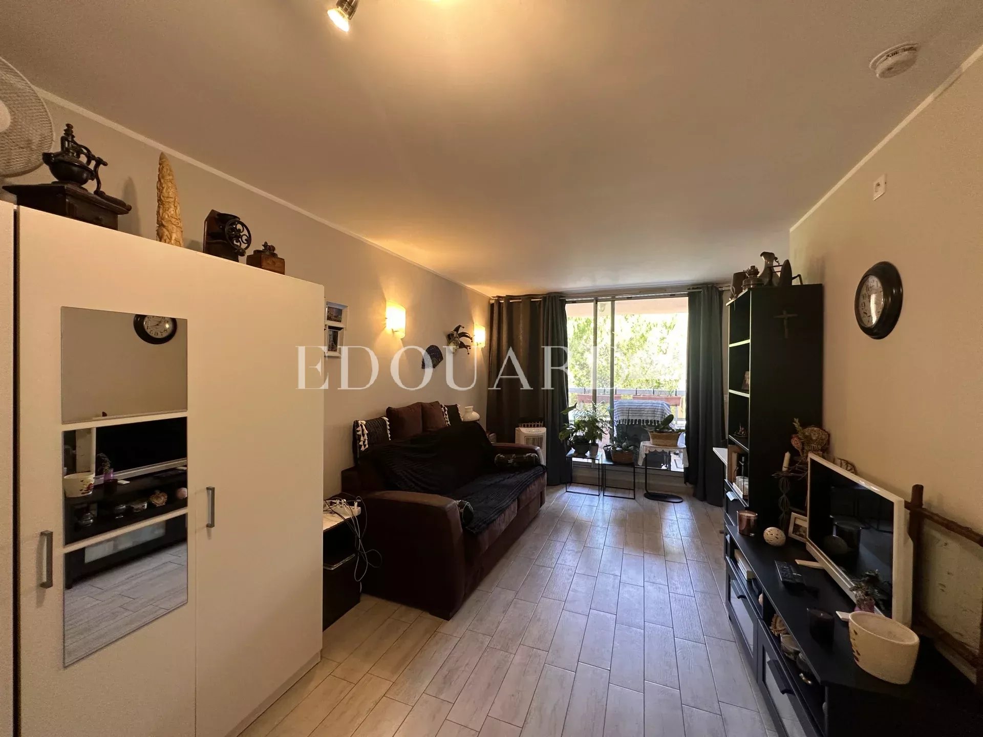 En exclusivité studio en très bon état avec belle terrasse couverte, idéal investissement locatif