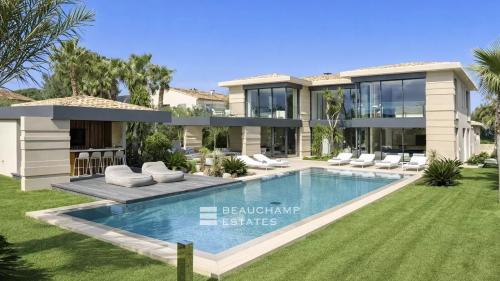 Villa d'architecte neuve au coeur d'un domaine privé à Saint-Tropez