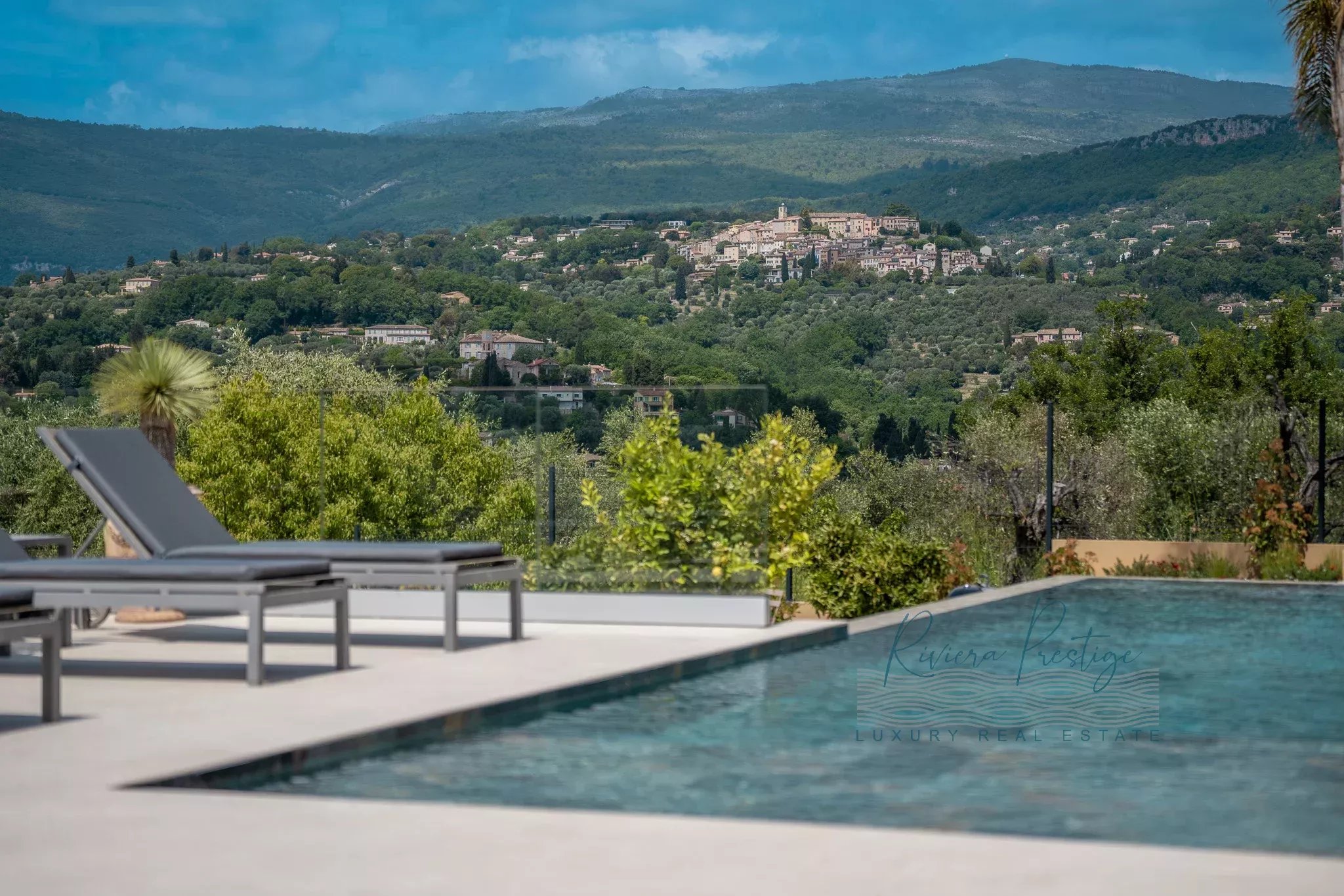 OPIO: Contemporaine dans domaine privé avec vue sur le golf et le vieux village