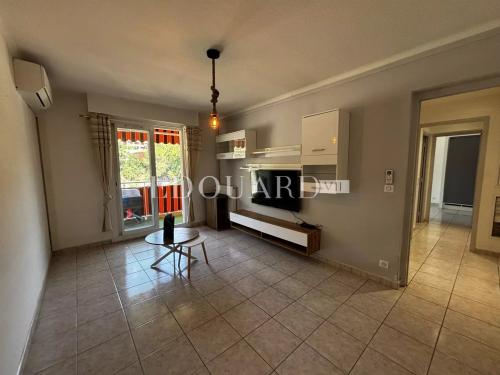 Sur la commune de Menton, en exclusivité deux pièces en bon état avec terrasse et vue dégagée