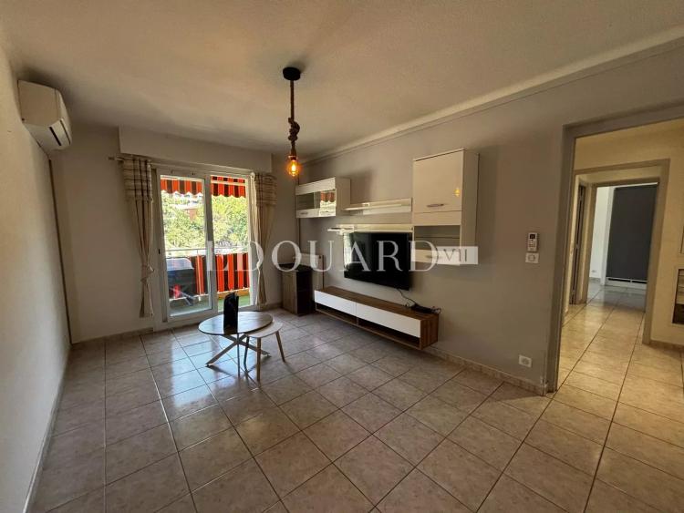 Sur la commune de Menton, en exclusivité deux pièces en bon état avec terrasse et vue dégagée