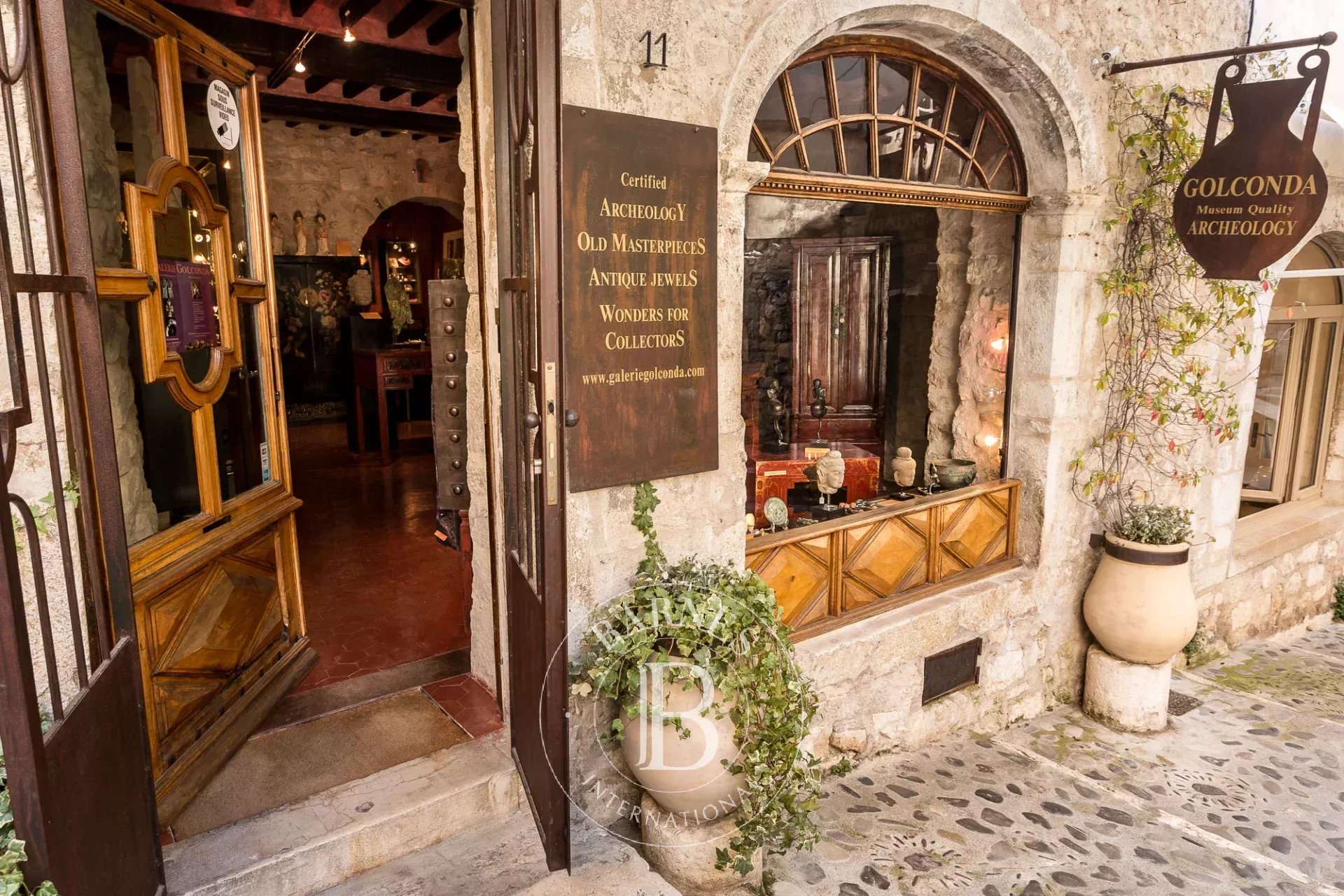 Immeuble historique avec galerie d’art et terrasse panoramique – Saint-Paul-de-Vence