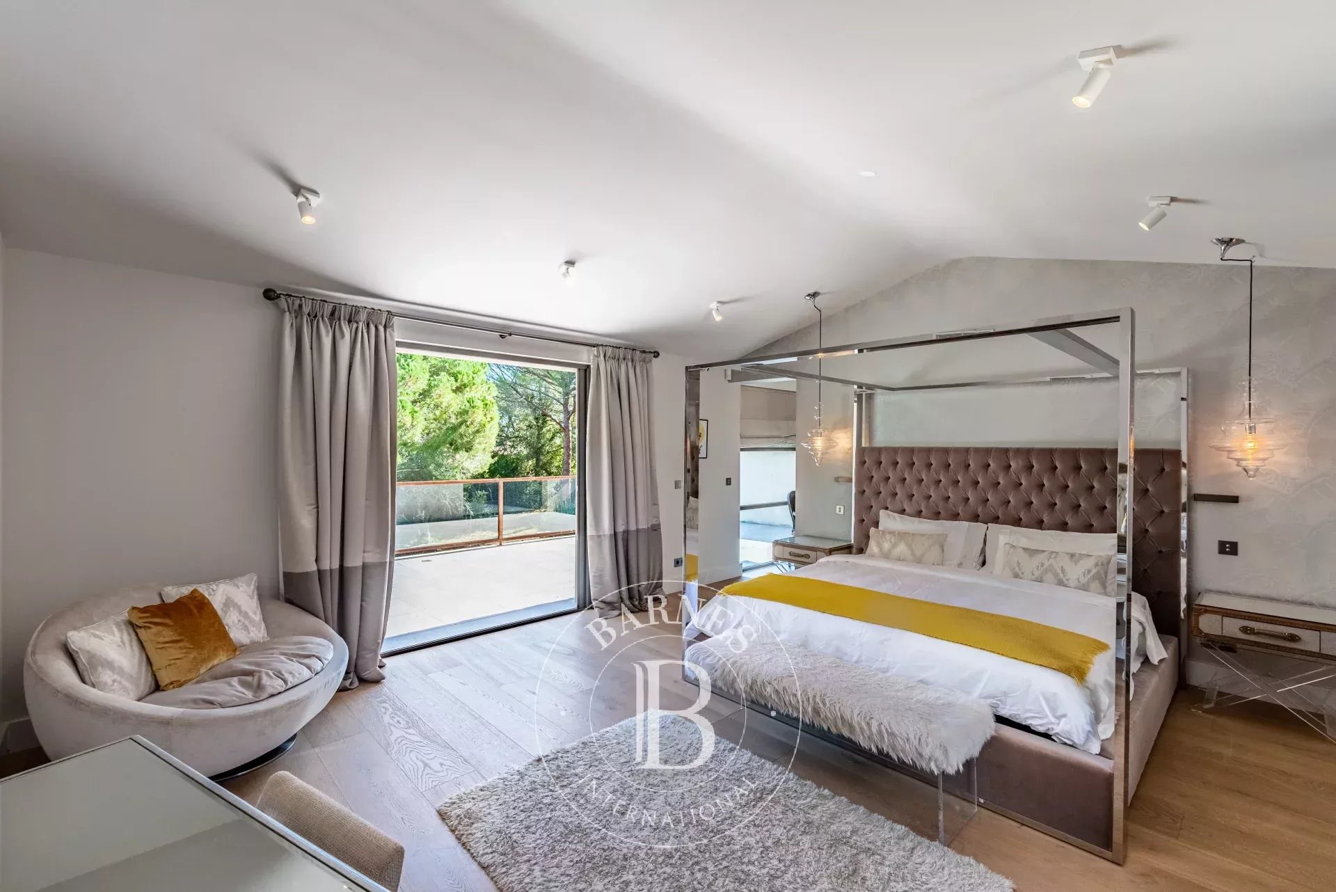 Valbonne, - Domaine fermé - 5 chambres en suite - Piscine - Appartement