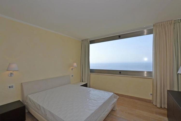 Cap d'Ail - Location - Villa moderne dans un domaine privé avec accès à la plage