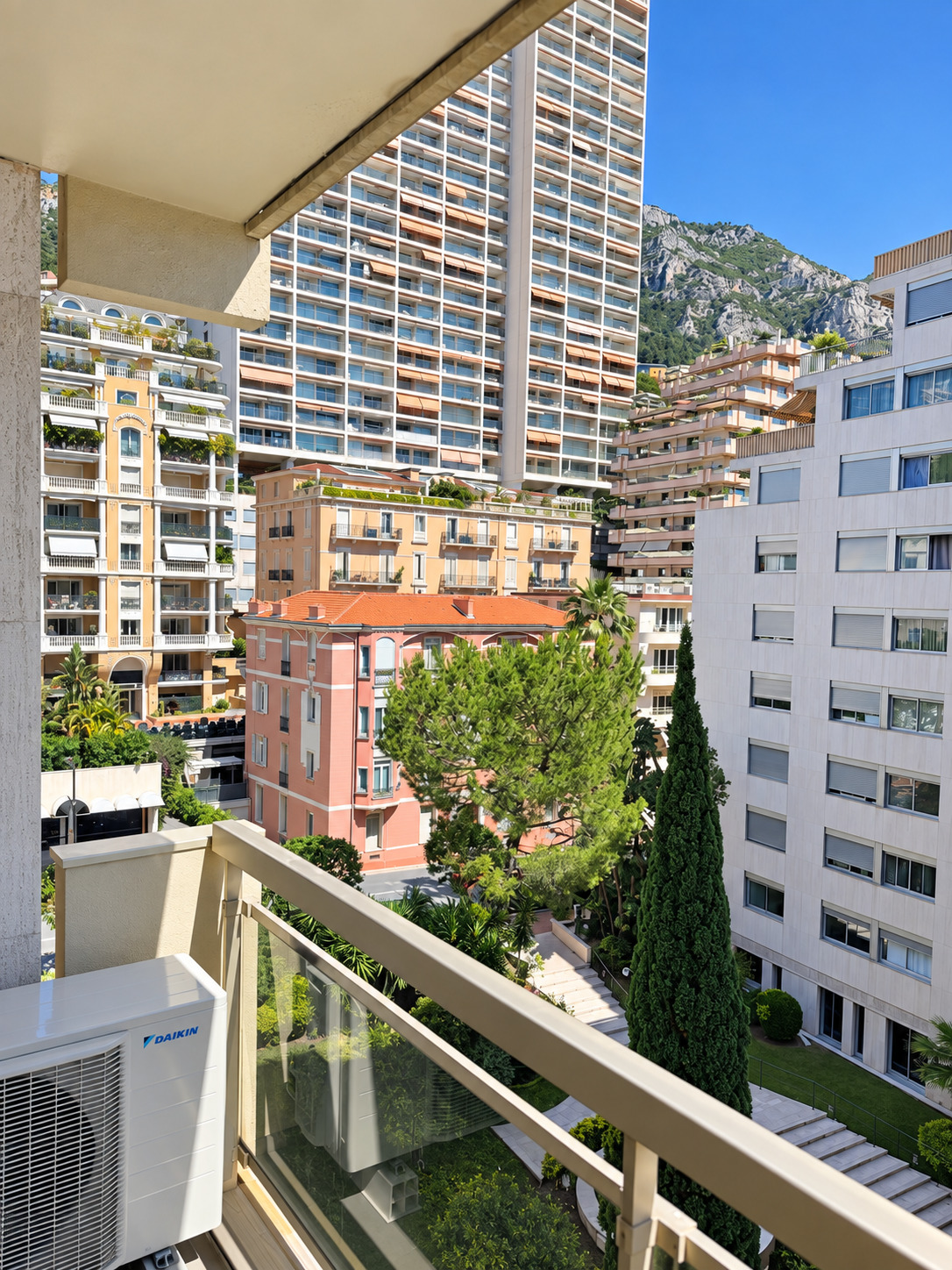 TRÈS BEAU STUDIO RÉNOVÉ MEUBLÉ AVEC APERÇU MER