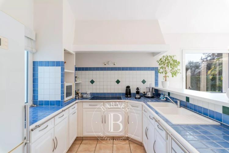 À pied du village de Valbonne – Villa plein sud, piscine, studio indépendant