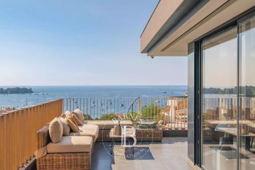 SAINT-RAPHAËL - VILLA CONTEMPORAINE - VUE MER PANORAMIQUE