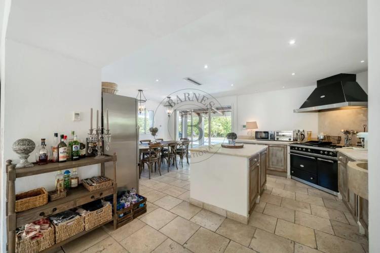 MOUGINS - VILLA DANS UN DOMAINE PRIVE - A PIEDS DES COMMODITES