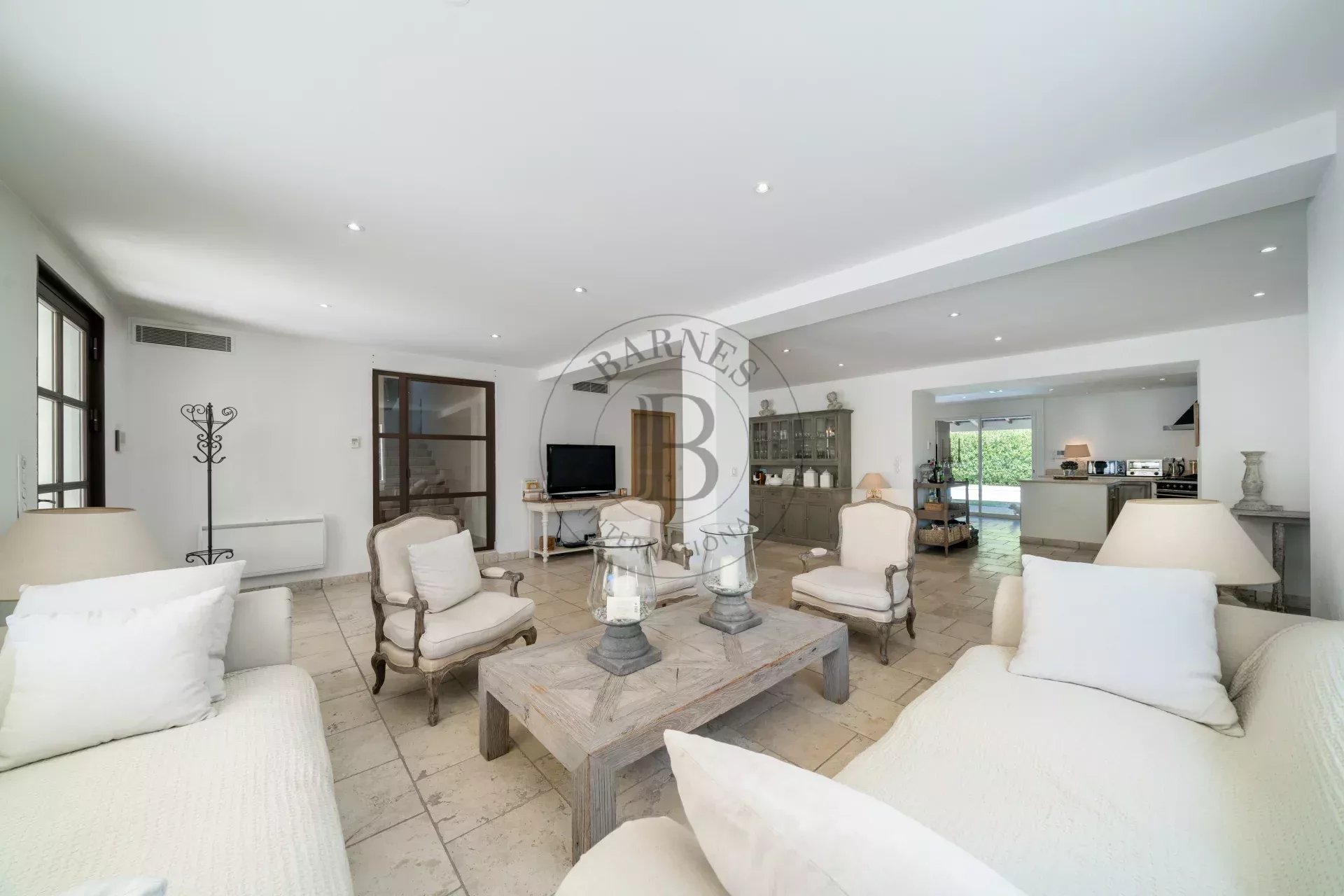 MOUGINS - VILLA DANS UN DOMAINE PRIVE - A PIEDS DES COMMODITES