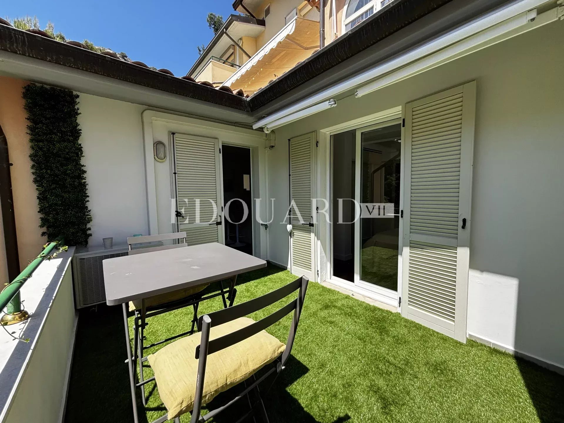 En exclusivité superbe trois pièces avec deux grandes terrasses et parking, limitrophe de la Principauté de Monaco