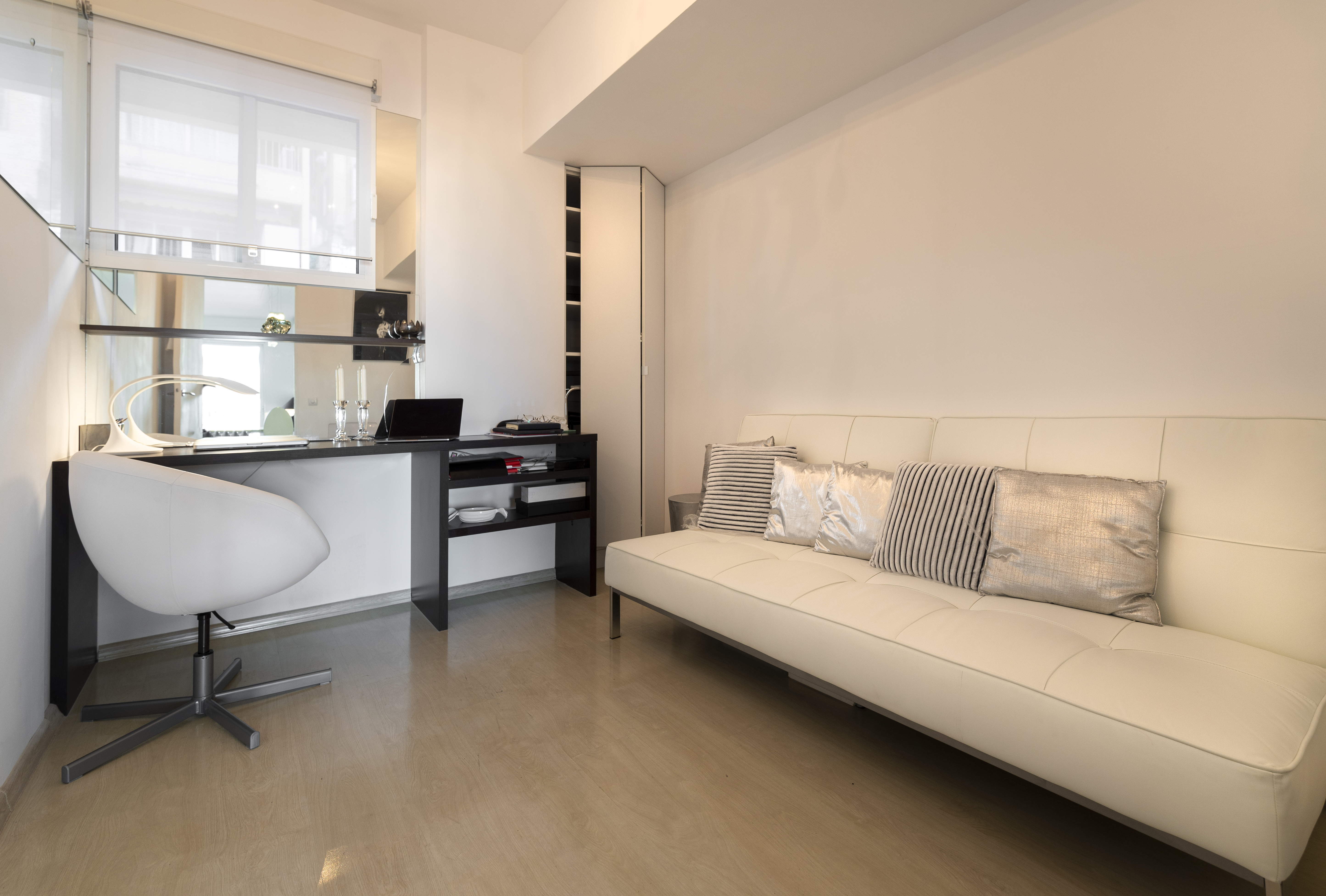 Appartement de quatre pièces en excellent état et élégamment meublé, avec vue sur la mer