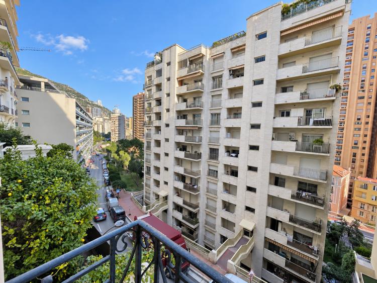 Boulevard des Moulins – Charmant deux-pièces avec balcon – Usage mixte