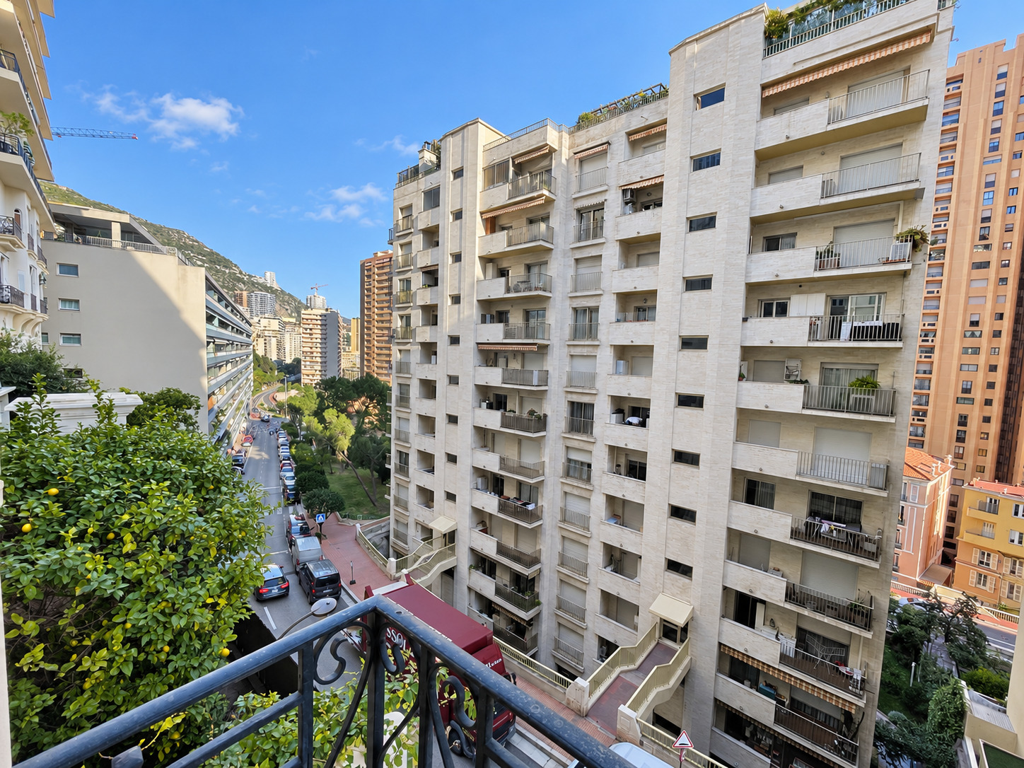 Boulevard des Moulins – Charmant deux-pièces avec balcon – Usage mixte