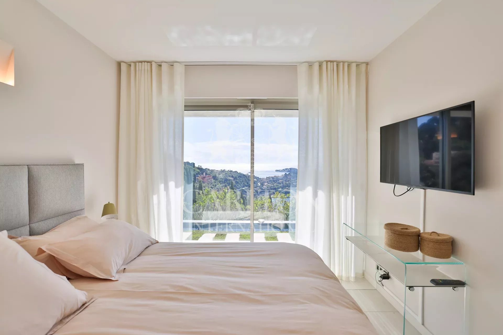 Prestigieuse villa contemporaine avec vue panoramique sur la mer