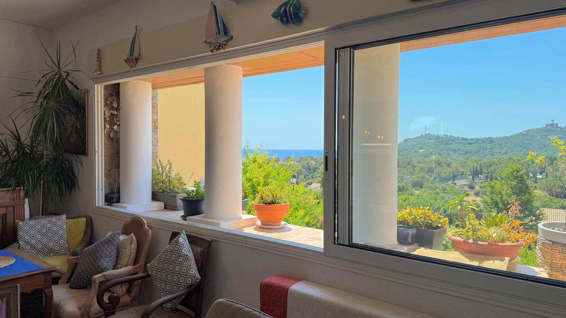 AGAY CAP ESTEREL grand T2 type large de 51m² habitables