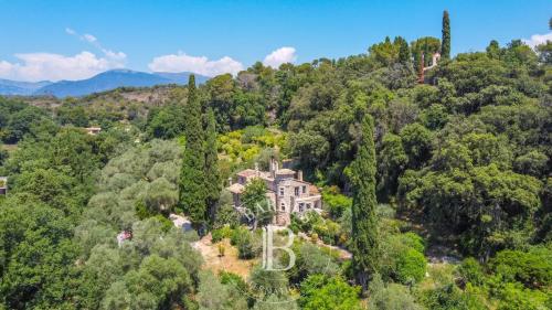 BIOT - Propriété de caractère avec chapelle sur plus de 2 hectares