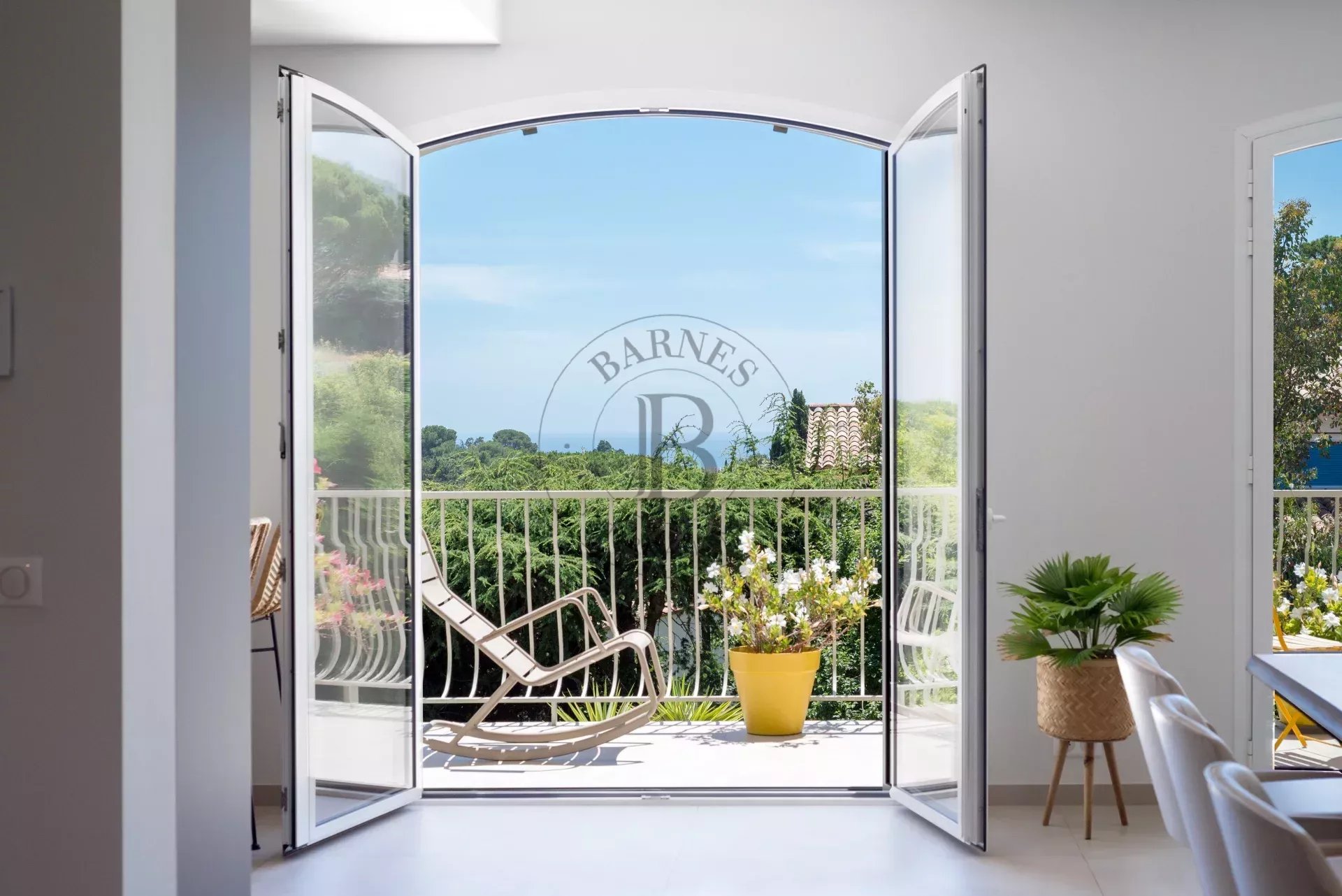 LA ROQUETTE-SUR-SIAGNE – VILLA FAMILIALE RÉNOVÉE – APERÇU MER