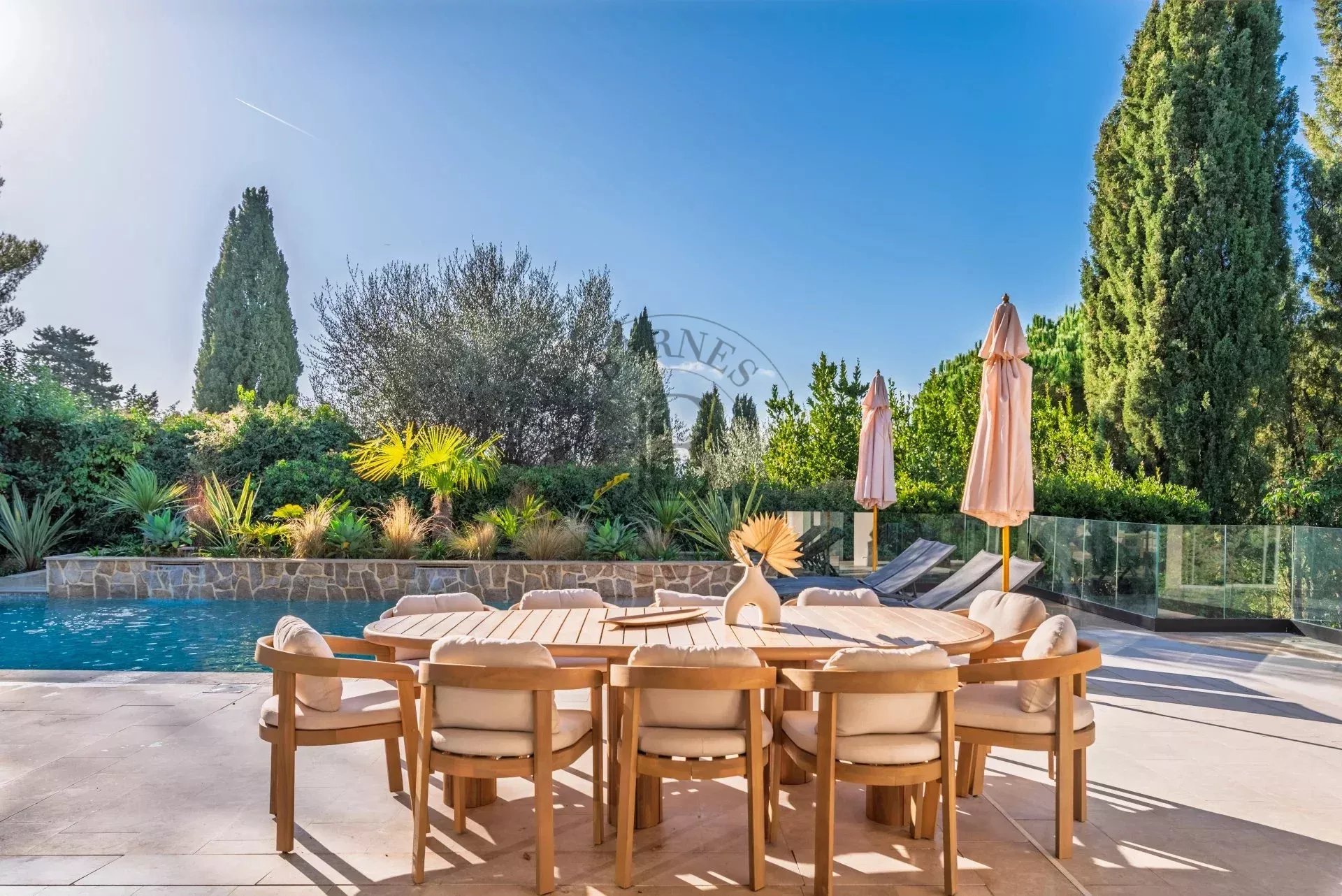 MOUGINS – VILLA RÉNOVÉE AU CALME AVEC VUE PANORAMIQUE – À PIED DES COMMERCES