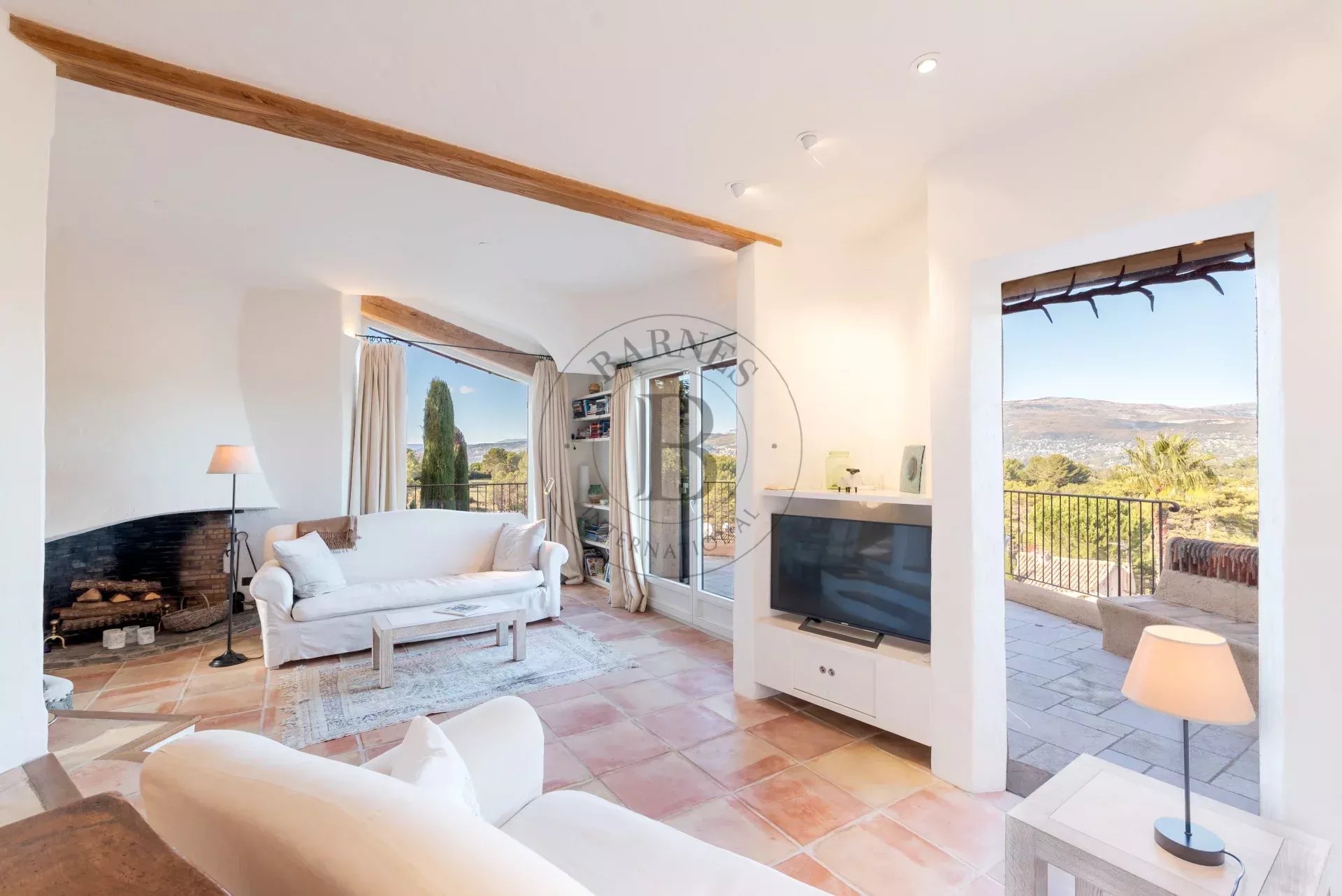 PROCHE MOUGINS – DOMAINE DE CASTELLARAS – VILLA COUELLE