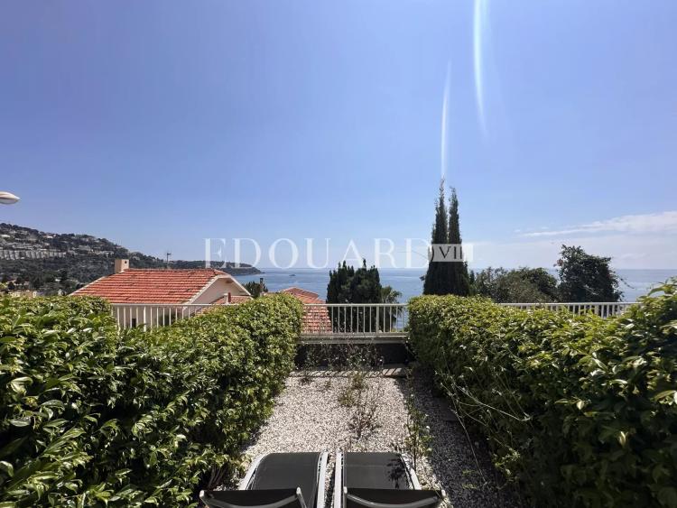 Petit studio en très bon état avec terrasse couverte, agréable jardin et magnifique vue mer panoramique