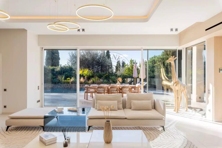 MOUGINS – VILLA RÉNOVÉE AU CALME AVEC VUE PANORAMIQUE – À PIED DES COMMERCES