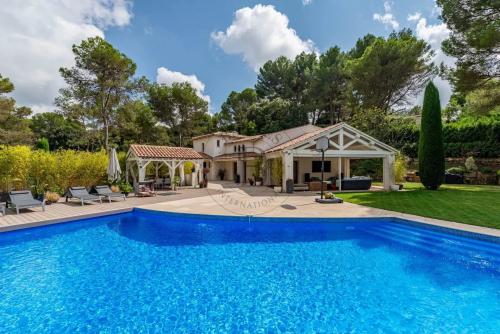 MOUGINS – VILLA PROVENÇALE – DOMAINE SÉCURISÉ