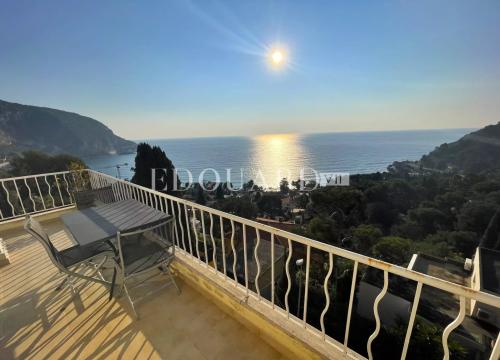 En exclusivité superbe trois pièces de 81 m² avec magnifique vue mer panoramique et parking