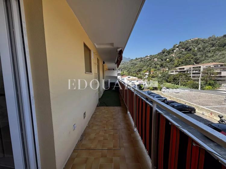 Sur la commune de Menton, en exclusivité deux pièces en bon état avec terrasse et vue dégagée