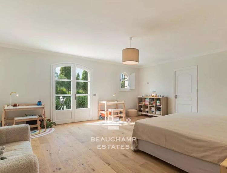 Villa néo-provençale 5 chambres avec piscine - Valbonne
