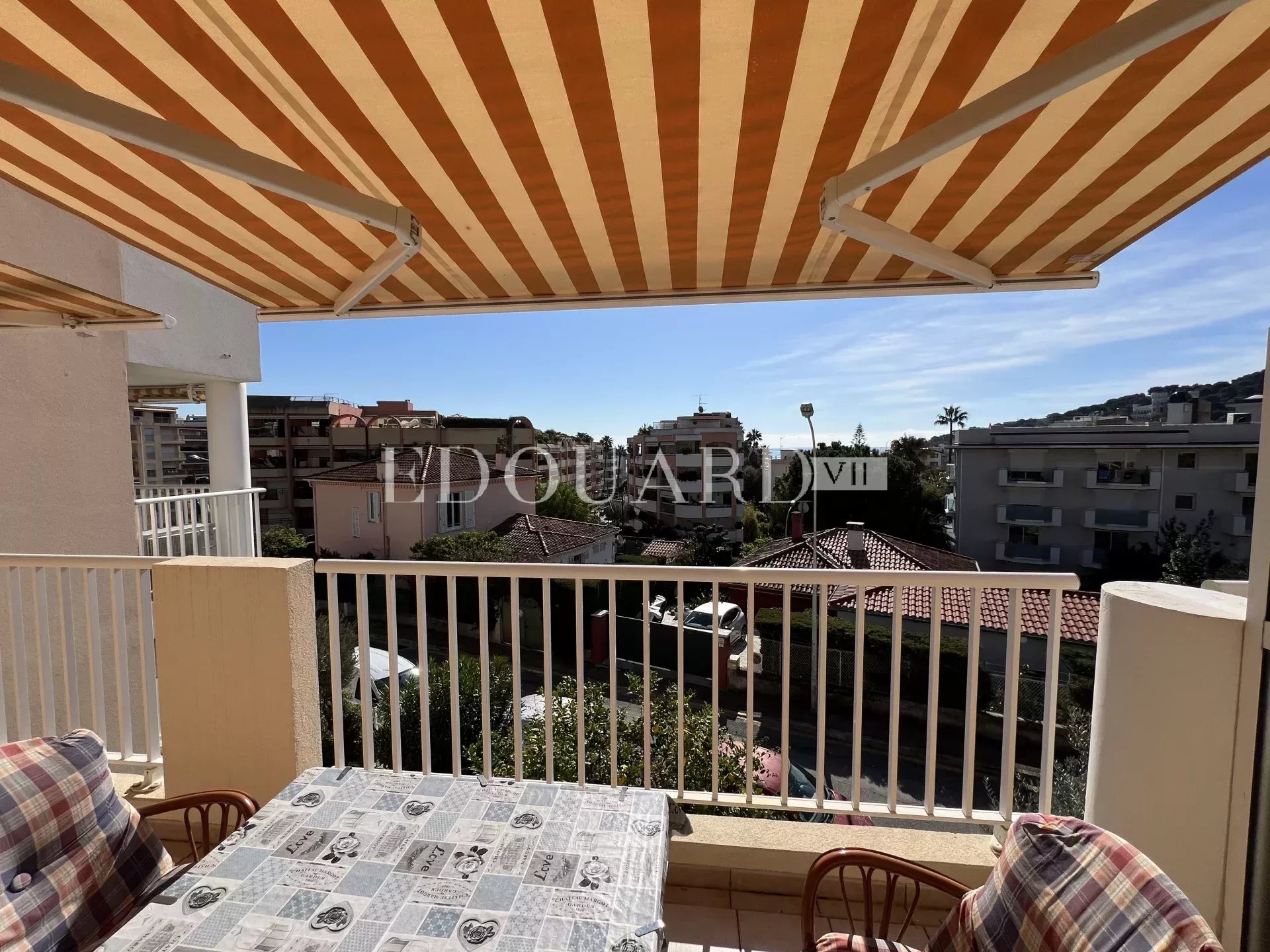 En exclusivité deux pièces en dernier étage avec spacieuse terrasse, cave et parking, à quelques pas des plages
