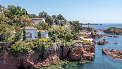Propriété d'exception offrant deux accès privés à la mer méditerannée