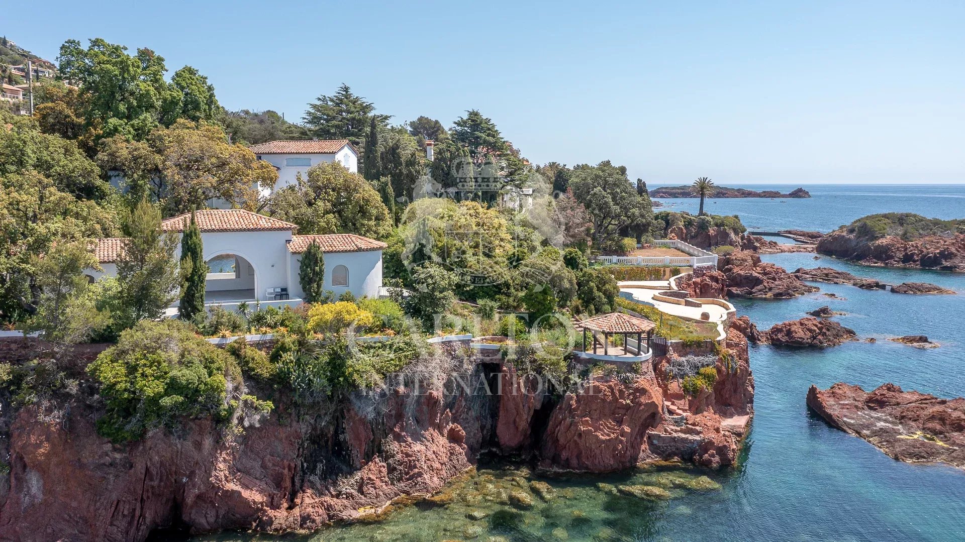Propriété d'exception offrant deux accès privés à la mer méditerannée