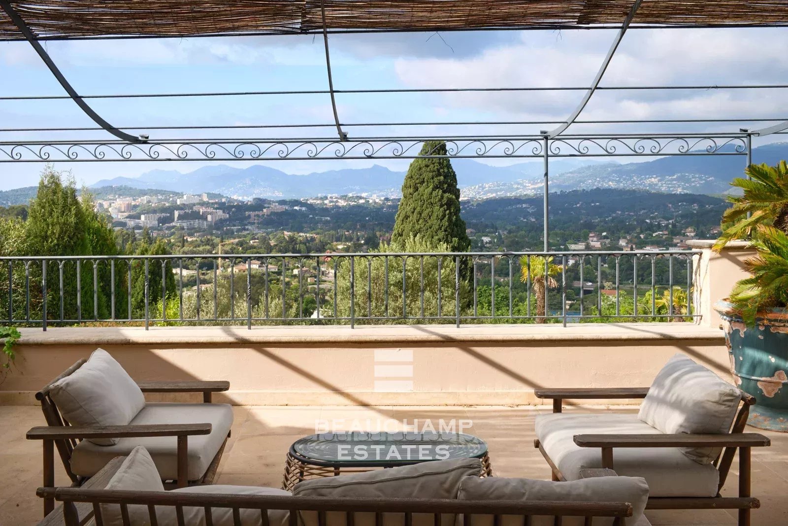 Villa néo-provençale 6 chambres avec vue mer et piscine Mougins Notre-Dame-de-Vie