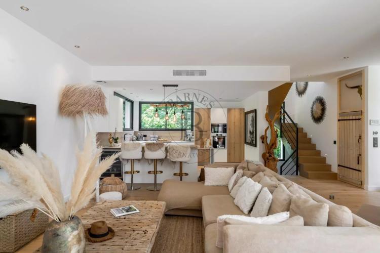 MOUGINS - VILLA NEUVE - AU PIED DU VILLAGE