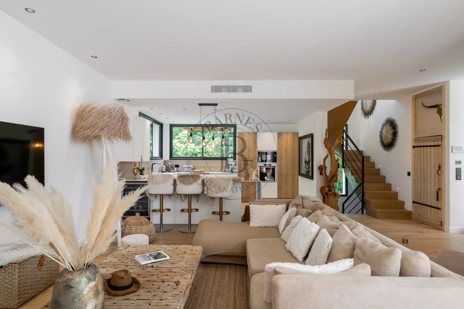 MOUGINS - VILLA NEUVE - AU PIED DU VILLAGE