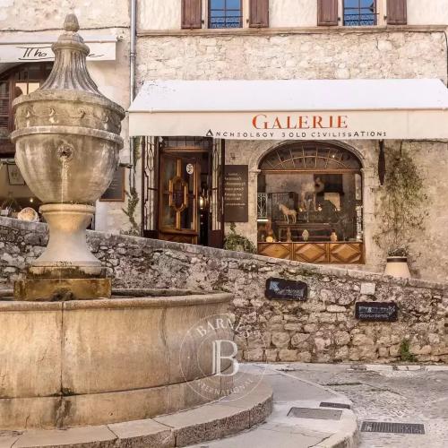Saint Paul de Vence - galerie et appartement - emplacement exceptionnel