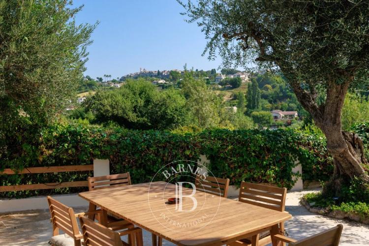 Élégante villa rénovée avec vue panoramique sur Saint-Paul de Vence