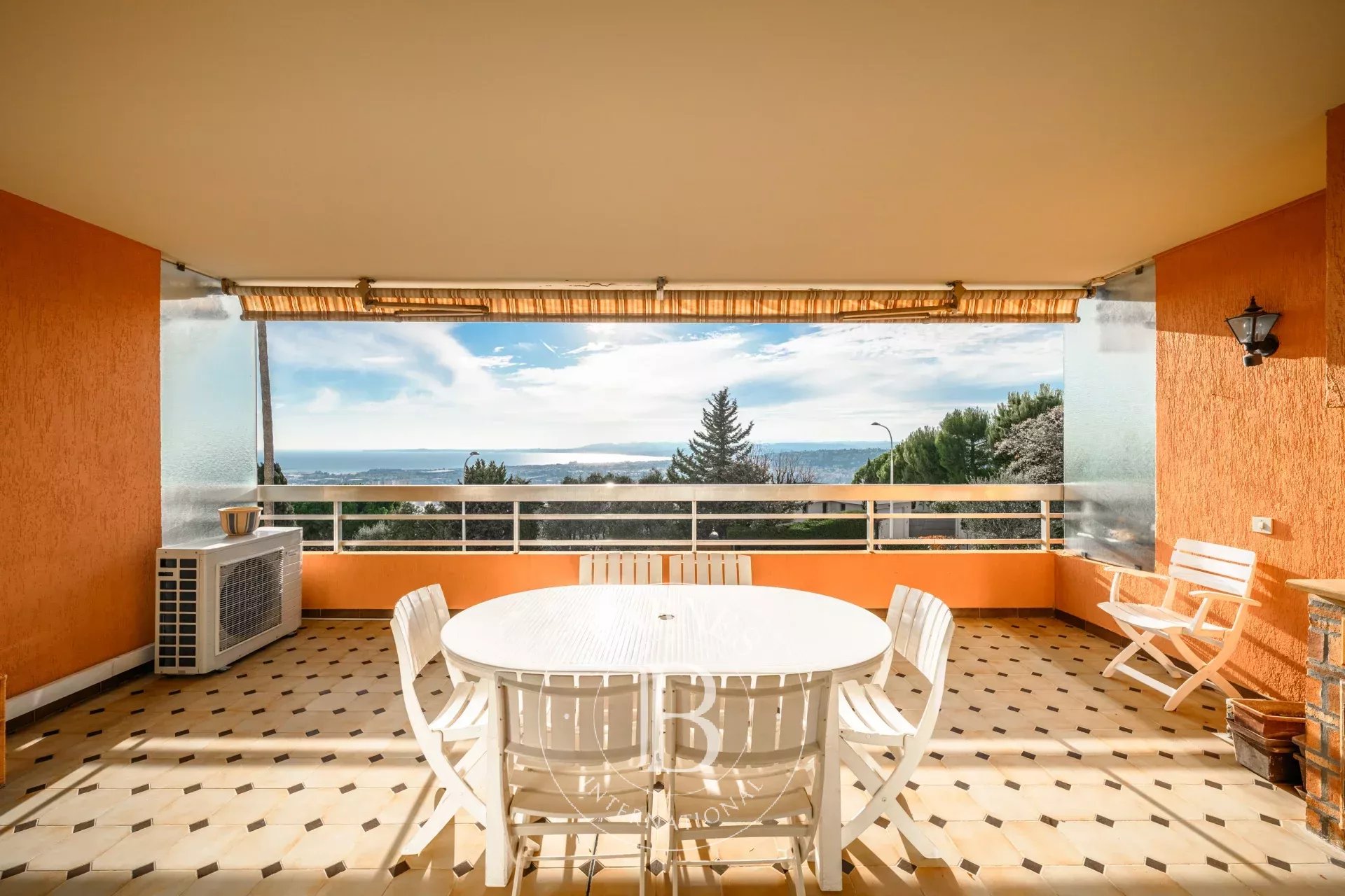 NICE – LA LANTERNE — APPARTEMENT TRAVERSANT AVEC VUES MER & GRANDE TERRASSE