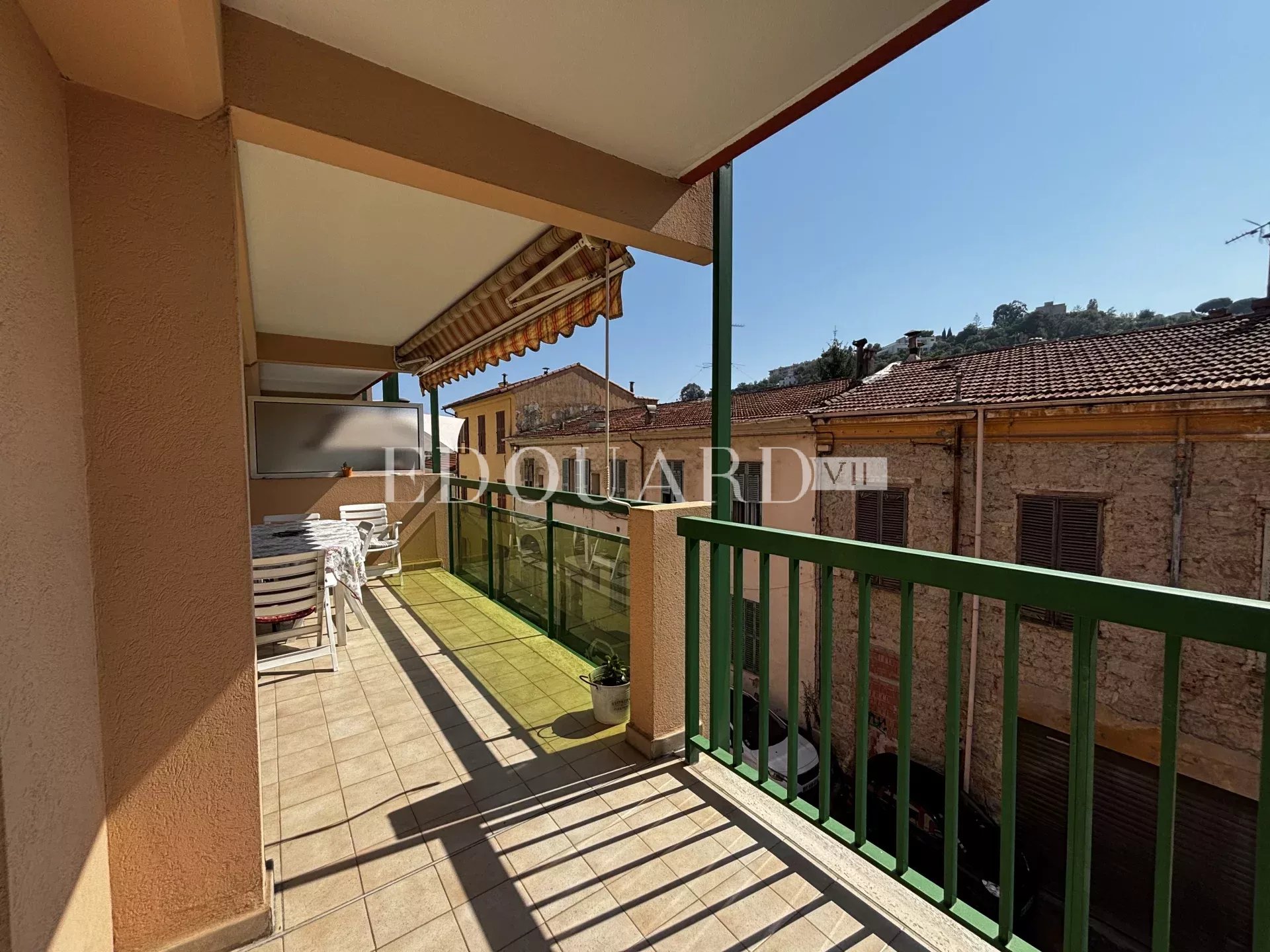 Deux pièces en parfait état avec grande terrasse, cave et garage, au deuxième étage d’un immeuble récent