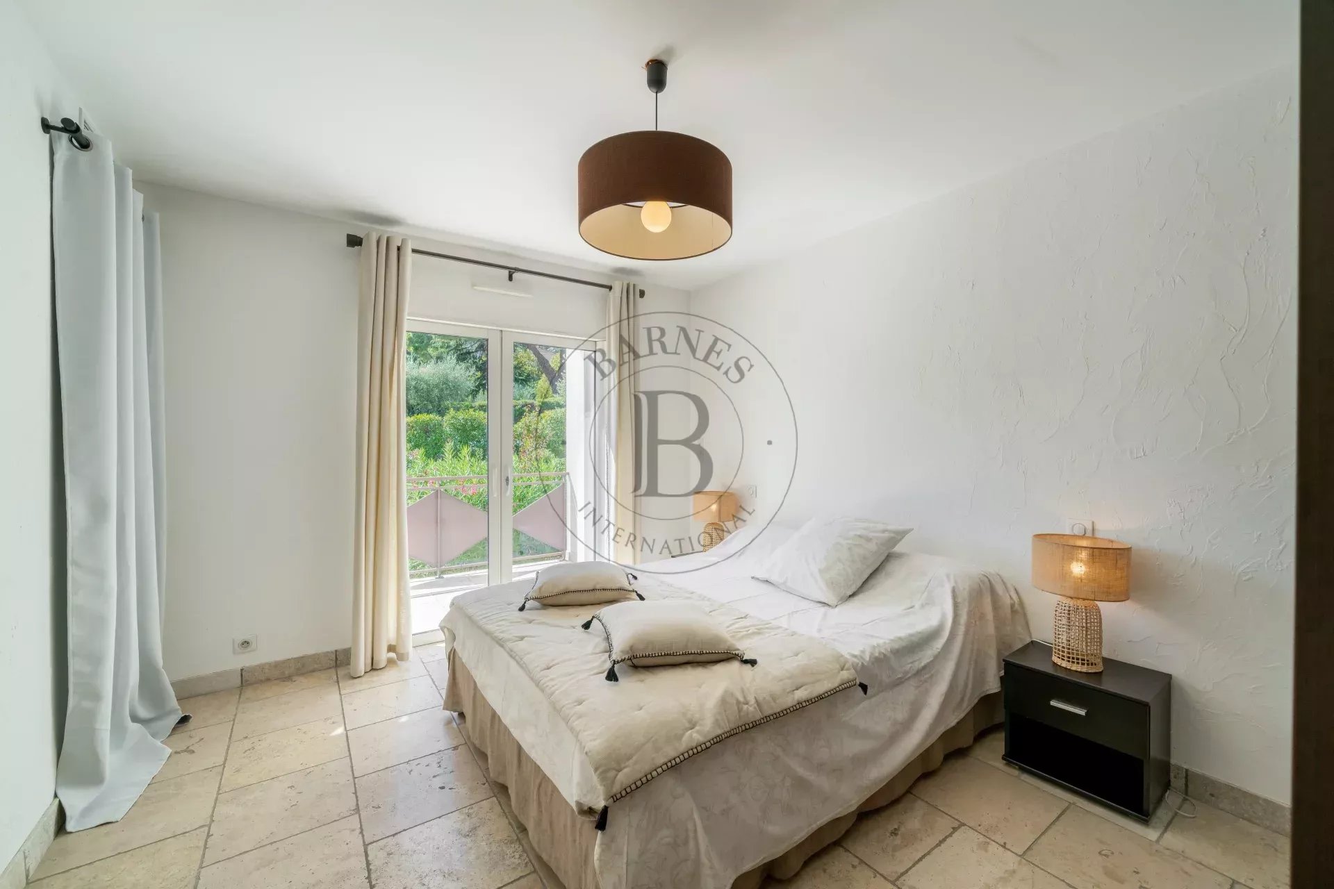MOUGINS - VILLA DANS UN DOMAINE PRIVE - A PIEDS DES COMMODITES
