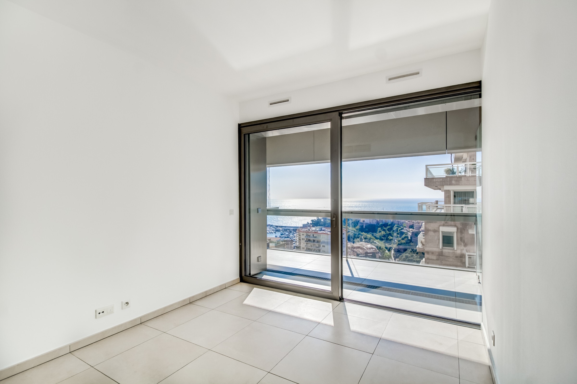 Monte-Carlo View: 2 Chambres avec Vue Panoramique, Cave, Parking & Concierge 24/7