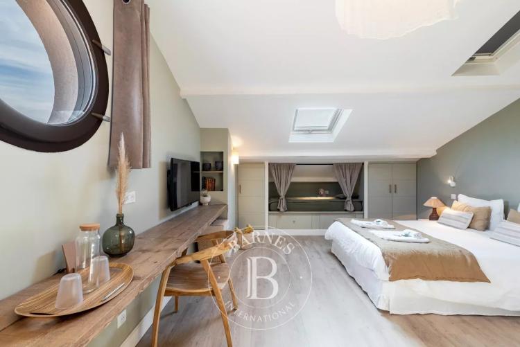 Roquefort-les-Pins - Villa de caractère avec maison d’amis et 3 appartements indépendants - 9 chambres