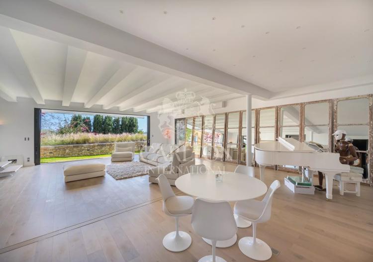 Villa d’exception à pied des plages, offrant une vue mer panoramique et deux maisons d’invités
