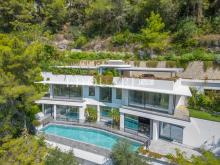 En exclusivité villa neuve avec domotique, ascenseur, grandes terrasses, piscine à débordement et belle vue mer