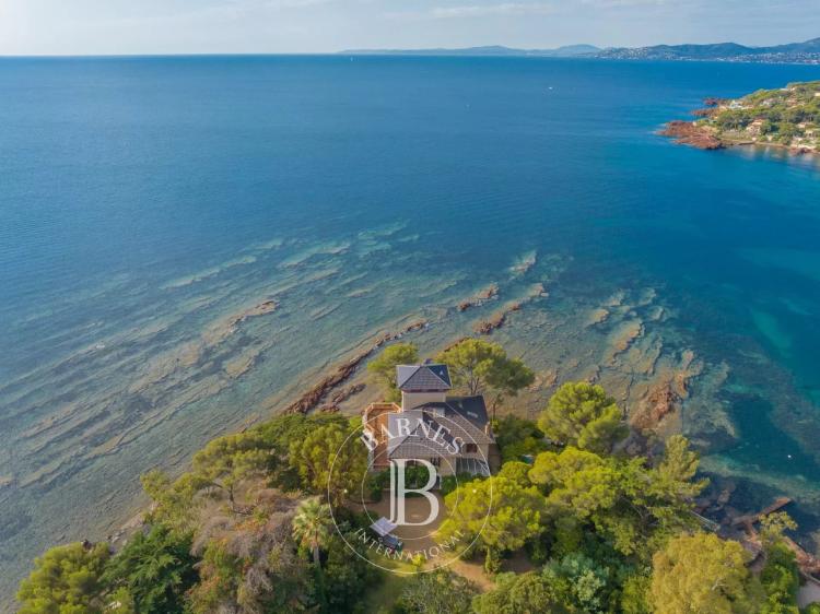SAINT-RAPHAËL - EXCEPTIONNELLE VILLA PIED DANS L'EAU DATANT DE LA BELLE-ÉPOQUE