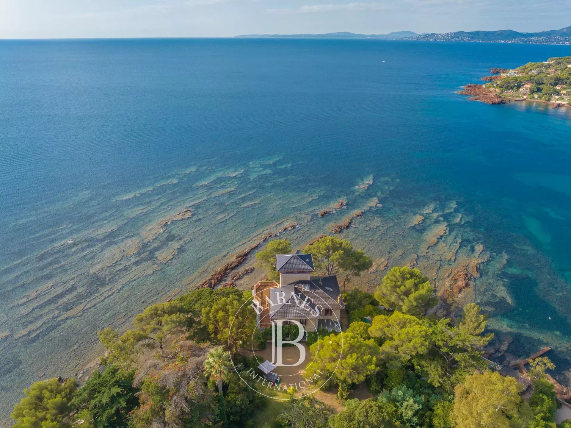 SAINT-RAPHAËL - EXCEPTIONNELLE VILLA PIED DANS L'EAU DATANT DE LA BELLE-ÉPOQUE