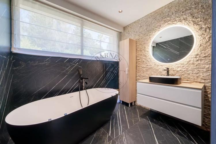 MOUGINS - VILLA NEUVE - AU PIED DU VILLAGE