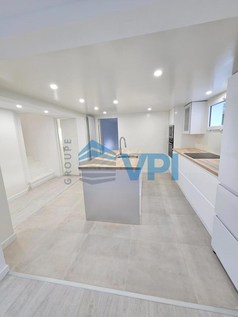 d8QqS_lookmove_235775215_7.jpg