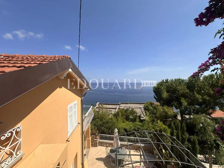 En exclusivité jolie villa rénovée avec deux terrasses, jardin, magnifique vue mer et deux parkings