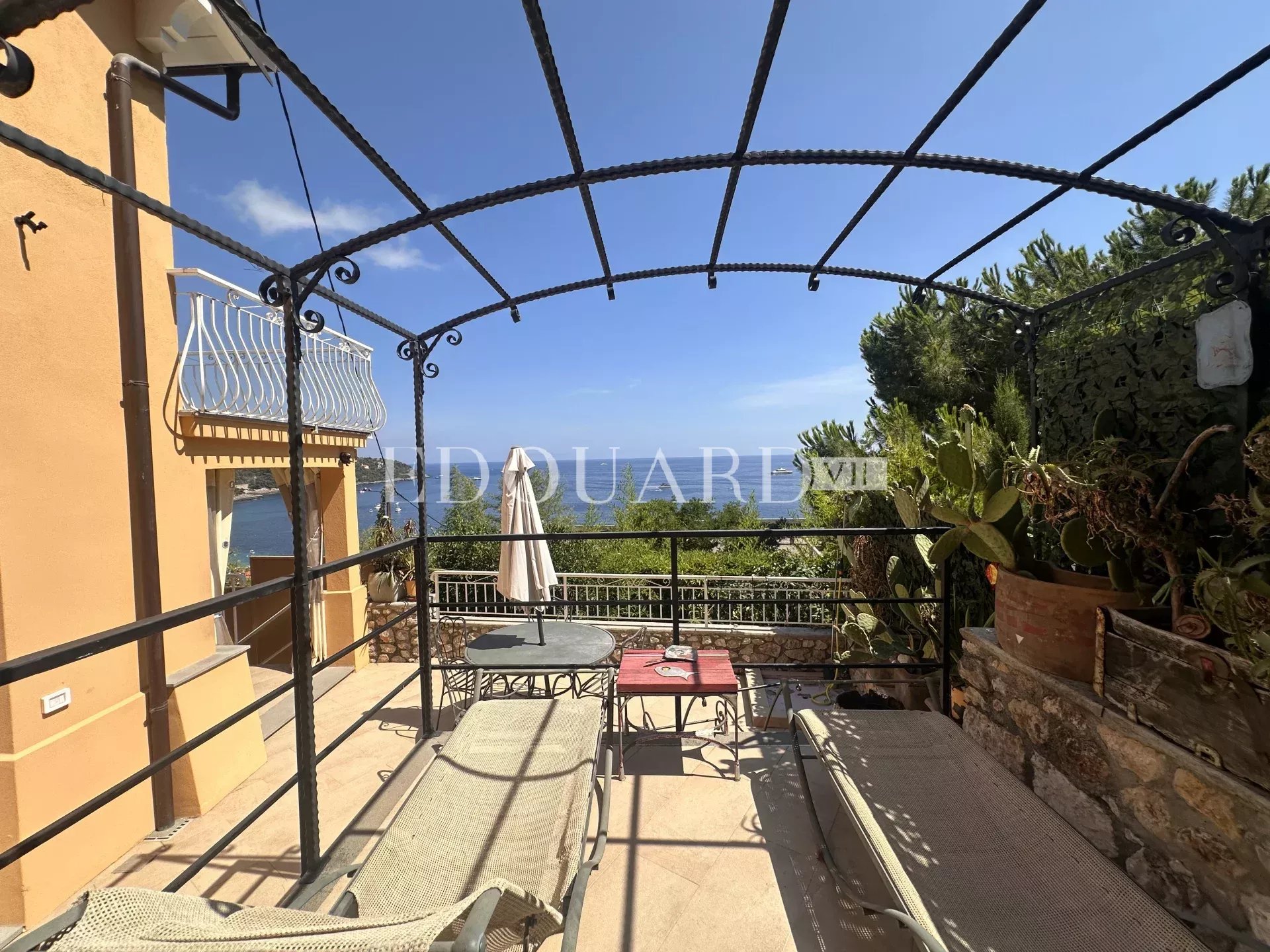 En exclusivité trois pièces avec vaste terrasse, belle vue mer panoramique et parking privatif